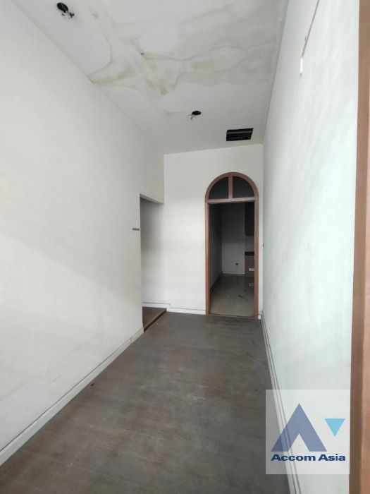  1  Shophouse for rent and sale in Silom ,Bangkok BTS Sala Daeng AA44241
