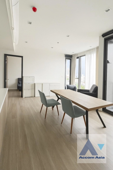 unit 3 Bedrooms  Condominium For Rent in Rama 3, Bangkok  near BTS Saphan Taksin (AA44242)