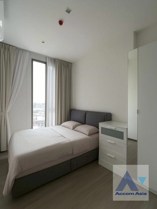 unit 3 Bedrooms  Condominium For Rent in Rama 3, Bangkok  near BTS Saphan Taksin (AA44242)