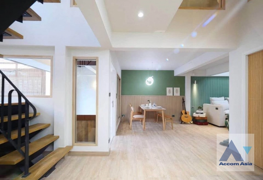 5  3 br House for rent and sale in Sukhumvit ,Bangkok BTS Phra khanong AA44256