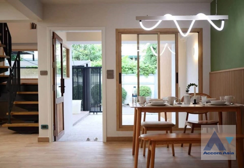 6  3 br House for rent and sale in Sukhumvit ,Bangkok BTS Phra khanong AA44256