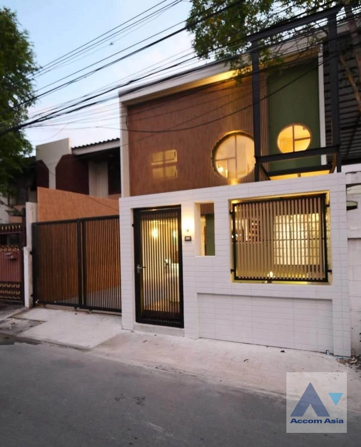 20  3 br House for rent and sale in Sukhumvit ,Bangkok BTS Phra khanong AA44256