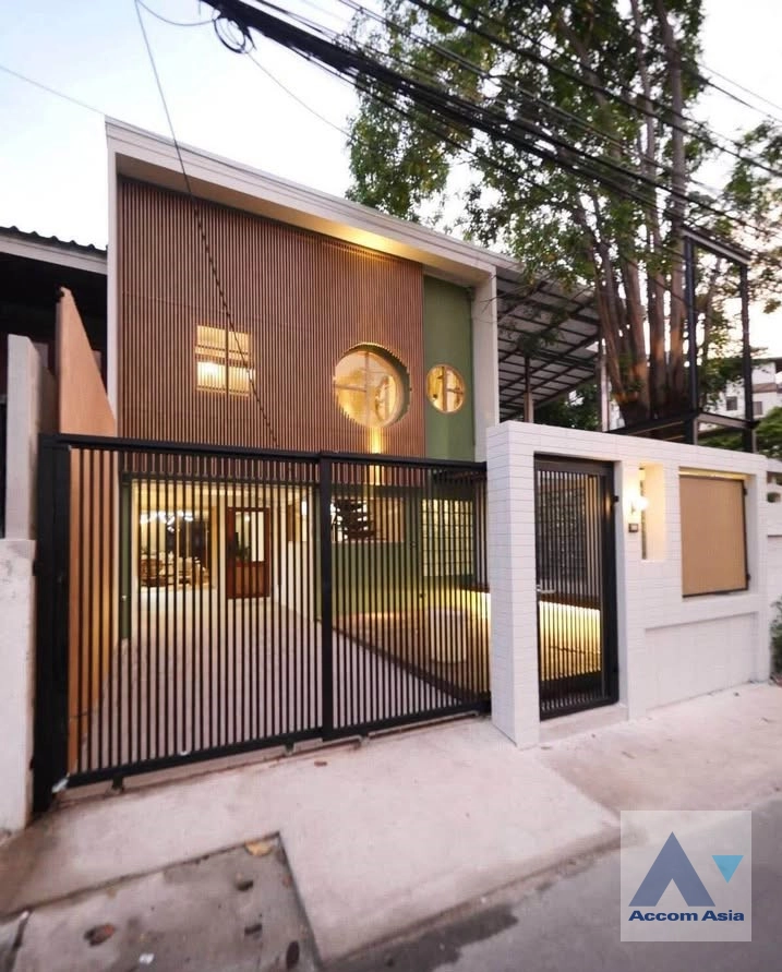 unit 3 Bedrooms  House For Rent & Sale in Sukhumvit, Bangkok  near BTS Phra khanong (AA44256)