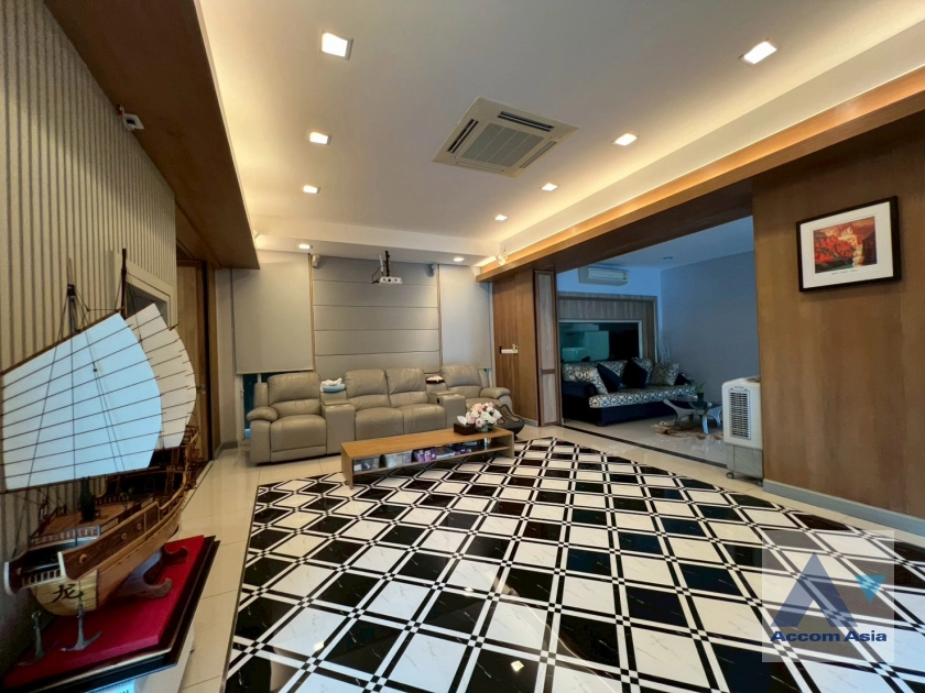 unit 6 Bedrooms  House For Sale in Samutprakan, Samutprakan  (AA44262)