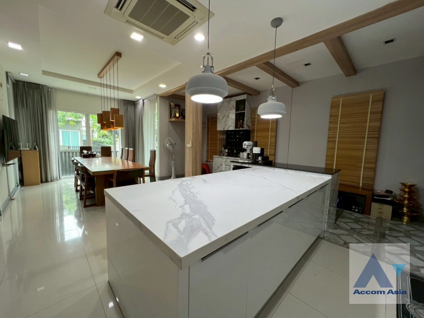 unit 6 Bedrooms  House For Sale in Samutprakan, Samutprakan  (AA44262)