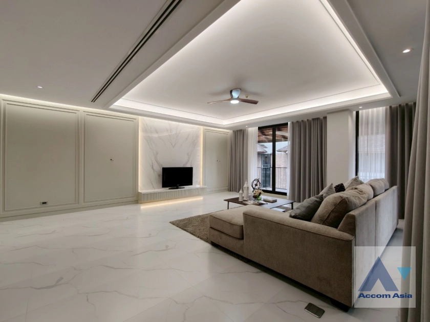 unit 4 Bedrooms  Apartment For Rent & Sale in Sukhumvit, Bangkok  near BTS Phrom Phong (AA44278)