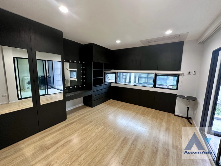 10  5 br Townhouse for rent and sale in Pattanakarn ,Bangkok ARL Ramkhamhaeng at Noble Cube AA44279