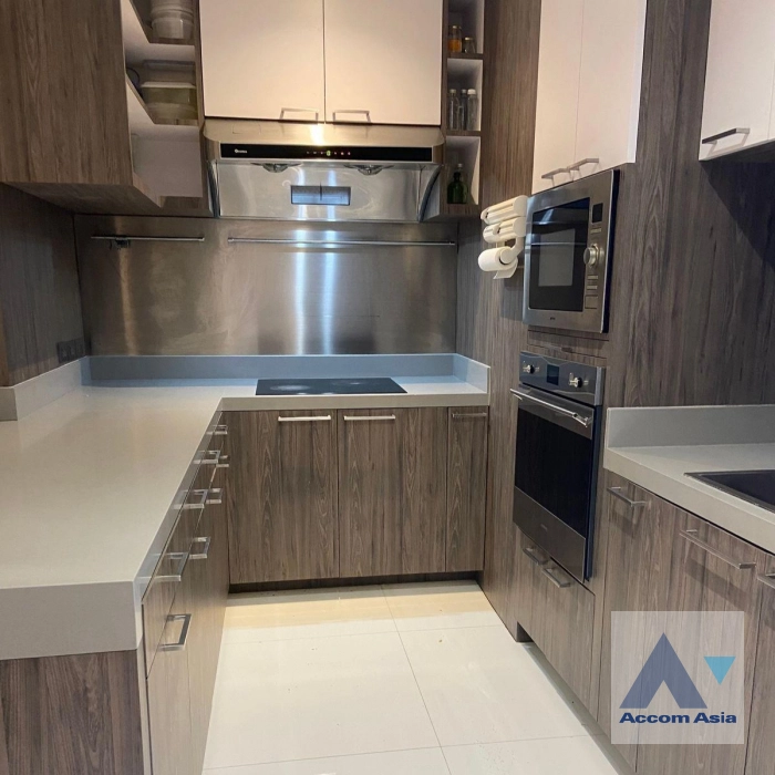 unitModern dark-toned condo with glass dining at Royal Castle (AA44283)