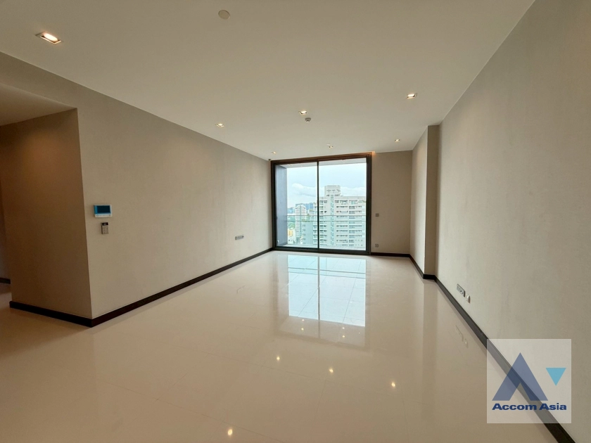 unit 3 Bedrooms  Condominium For Sale in Sukhumvit, Bangkok  near BTS Nana (AA44286)