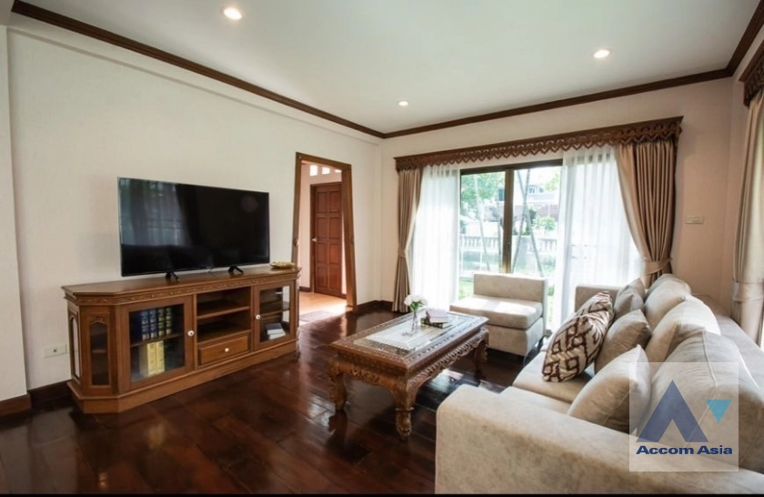 unitElegant house with wood interiors and lush surroundings (AA44299)