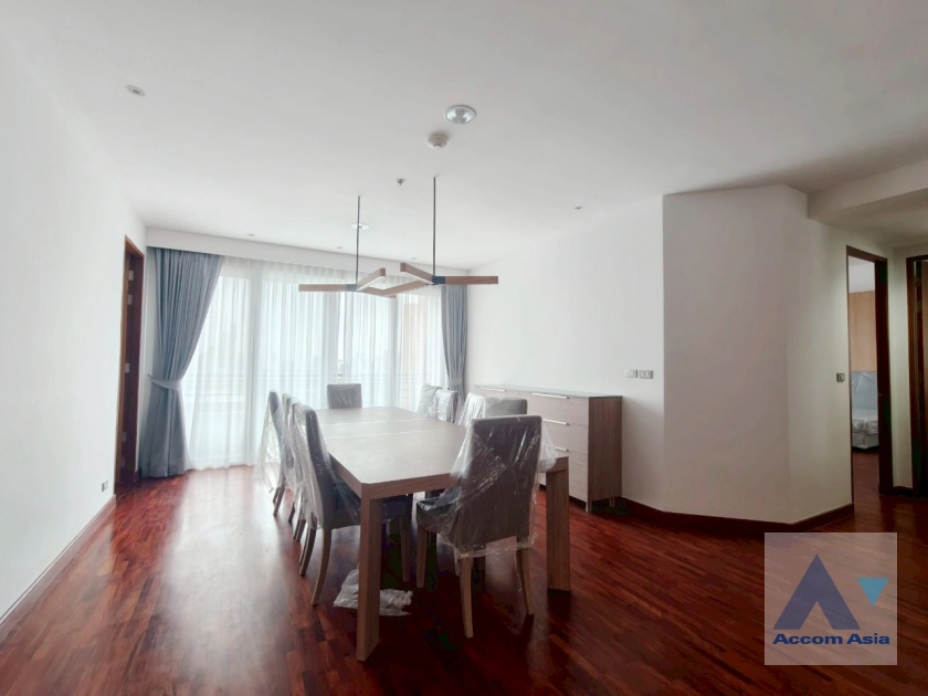 unit 5 Bedrooms  Apartment For Rent in Sukhumvit, Bangkok  near BTS Phrom Phong (AA44305)