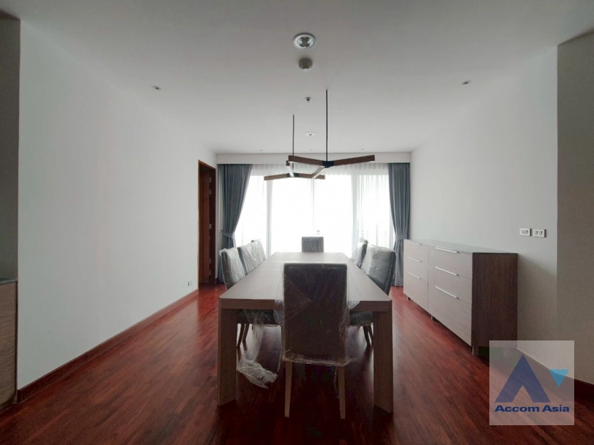 unit 5 Bedrooms  Apartment For Rent in Sukhumvit, Bangkok  near BTS Phrom Phong (AA44305)