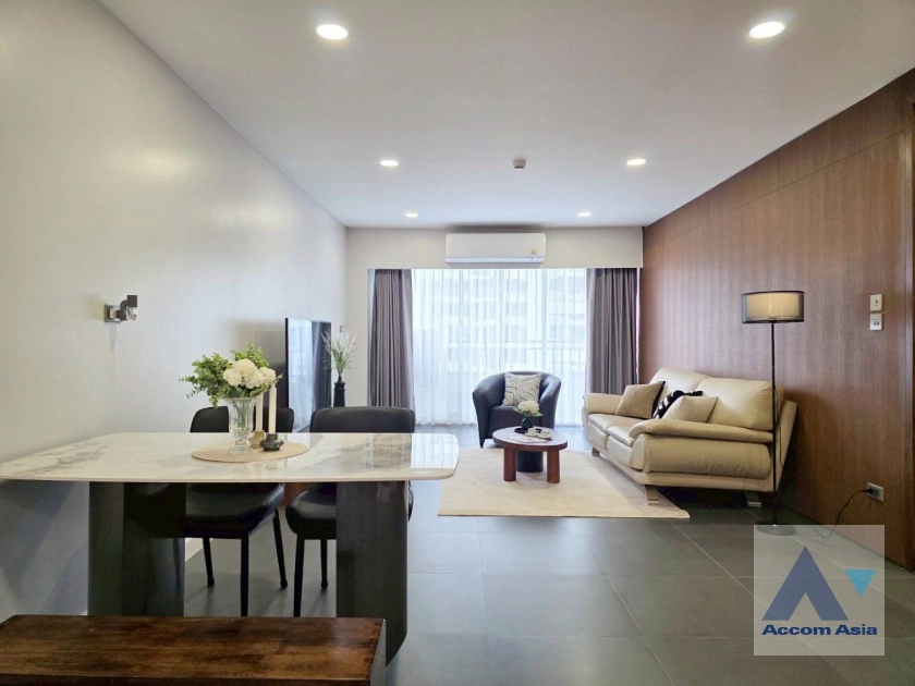 unit 1 Bedroom  Condominium For Rent & Sale in Sathorn, Bangkok  near BTS Sala Daeng - MRT Lumphini (AA44310)