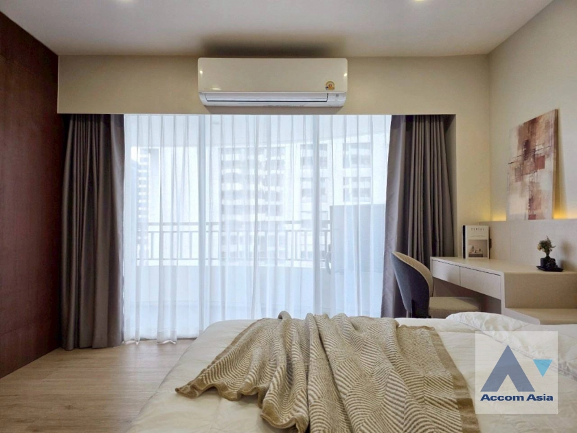 unit 1 Bedroom  Condominium For Rent & Sale in Sathorn, Bangkok  near BTS Sala Daeng - MRT Lumphini (AA44310)