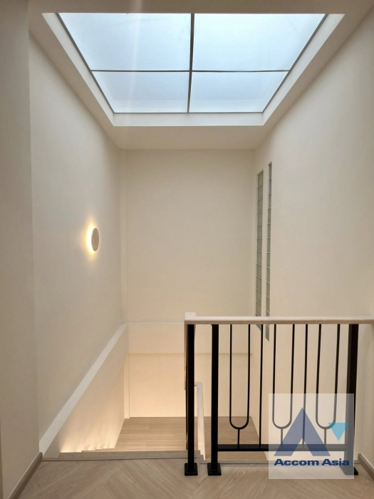 12  3 br Townhouse For Sale in Sukhumvit ,Bangkok BTS Ekkamai AA44321