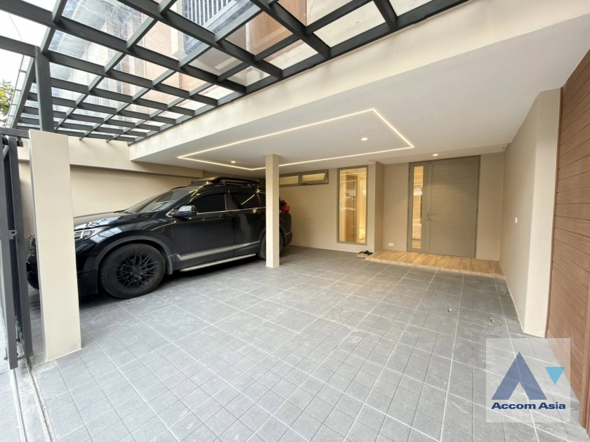 27  3 br Townhouse For Sale in Sukhumvit ,Bangkok BTS Ekkamai AA44321