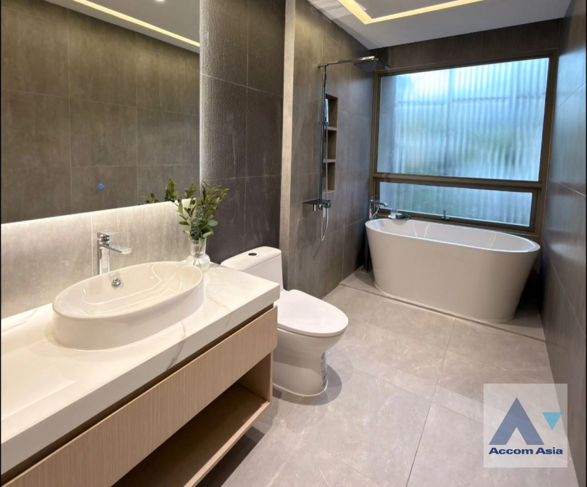 22  3 br Townhouse For Sale in Sukhumvit ,Bangkok BTS Ekkamai AA44321