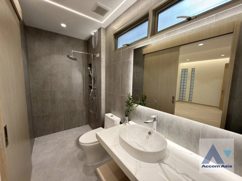 23  3 br Townhouse For Sale in Sukhumvit ,Bangkok BTS Ekkamai AA44321