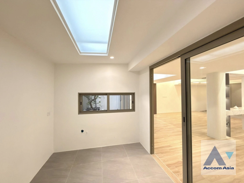 10  3 br Townhouse For Sale in Sukhumvit ,Bangkok BTS Ekkamai AA44321