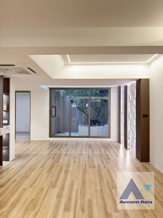 unitNewly renovated |  3 Bedrooms  Townhouse For Sale in Sukhumvit, Bangkok  near BTS Ekkamai (AA44321)
