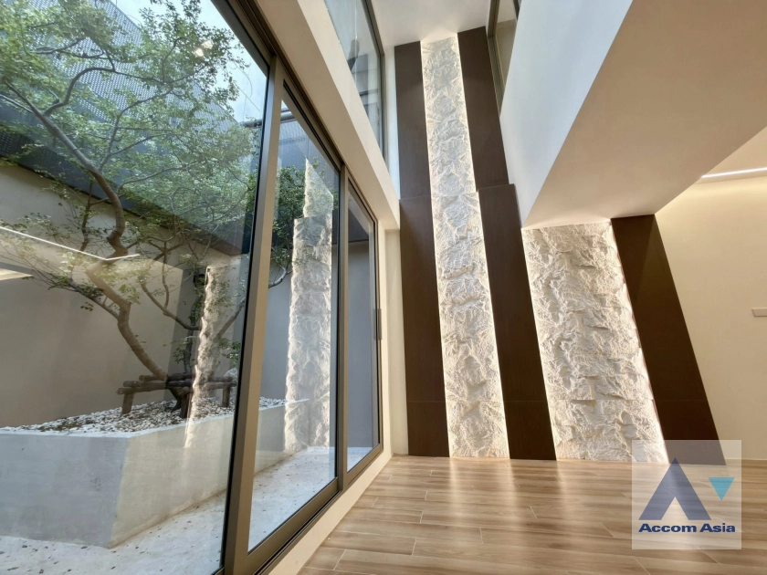 5  3 br Townhouse For Sale in Sukhumvit ,Bangkok BTS Ekkamai AA44321