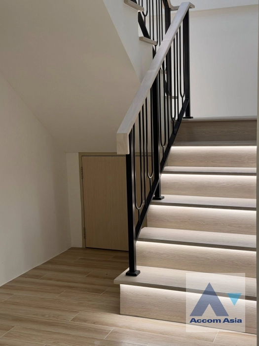 11  3 br Townhouse For Sale in Sukhumvit ,Bangkok BTS Ekkamai AA44321