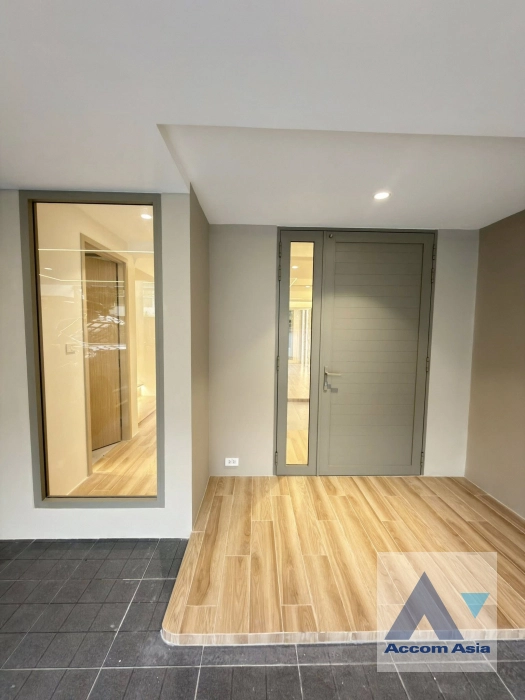 14  3 br Townhouse For Sale in Sukhumvit ,Bangkok BTS Ekkamai AA44321