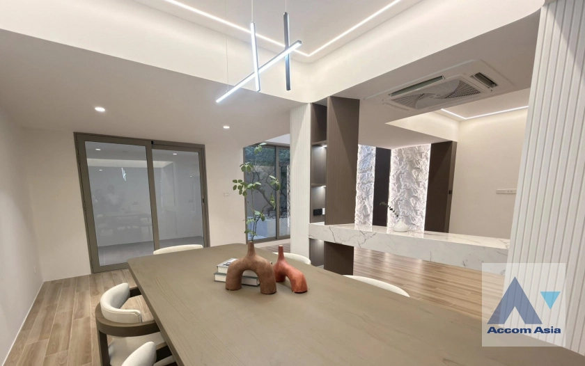 7  3 br Townhouse For Sale in Sukhumvit ,Bangkok BTS Ekkamai AA44321