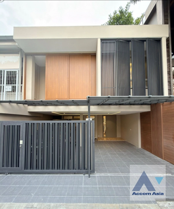 unitNewly renovated |  3 Bedrooms  Townhouse For Sale in Sukhumvit, Bangkok  near BTS Ekkamai (AA44321)