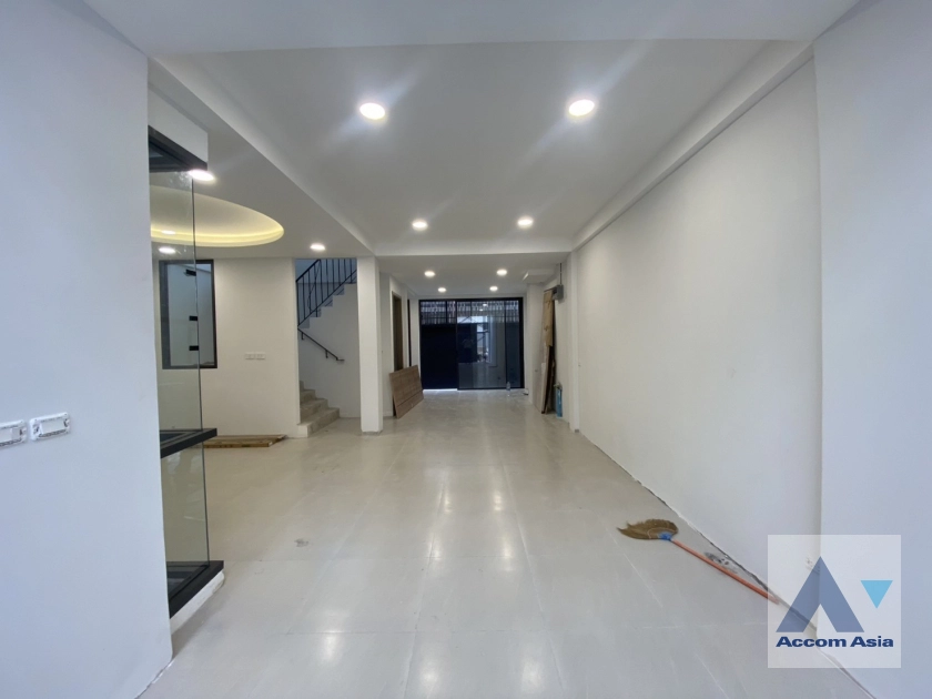 unitNewly renovated |  3 Bedrooms  House For Sale in Sukhumvit, Bangkok  near BTS Ekkamai (AA44322)