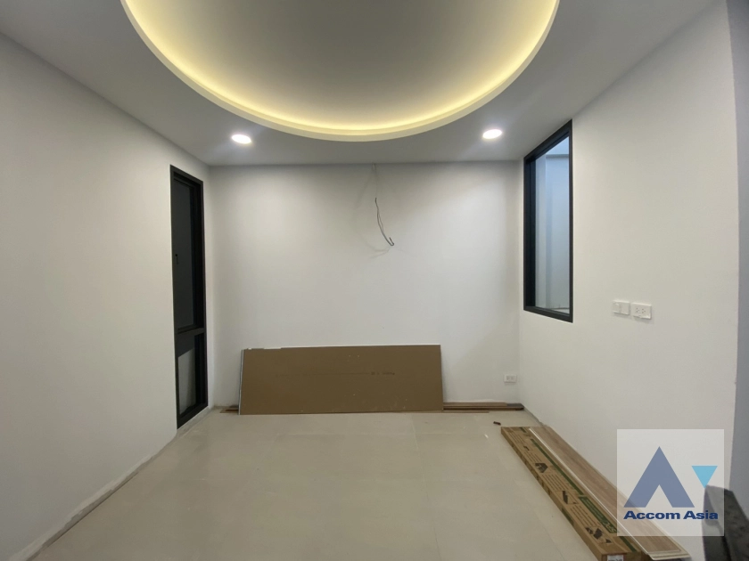 5  3 br House For Sale in Sukhumvit ,Bangkok BTS Ekkamai AA44322