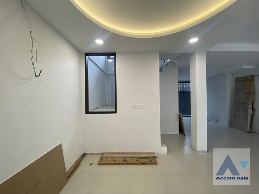 6  3 br House For Sale in Sukhumvit ,Bangkok BTS Ekkamai AA44322