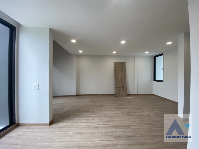 18  3 br House For Sale in Sukhumvit ,Bangkok BTS Ekkamai AA44322