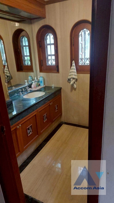 11  4 br House for rent and sale in Pattanakarn ,Bangkok MRT Kalantan at UEA Suk Village AA44328