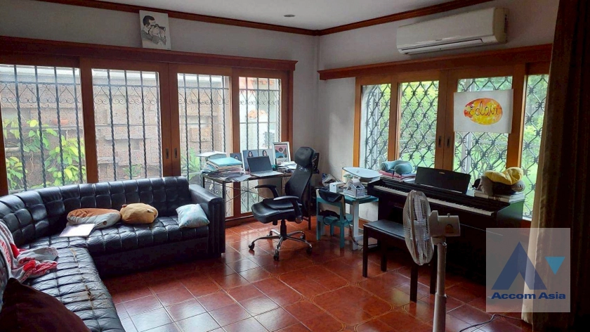 8  4 br House for rent and sale in Pattanakarn ,Bangkok MRT Kalantan at UEA Suk Village AA44328