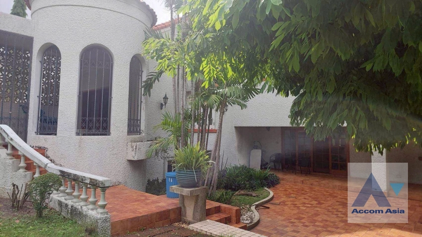 12  4 br House for rent and sale in Pattanakarn ,Bangkok MRT Kalantan at UEA Suk Village AA44328