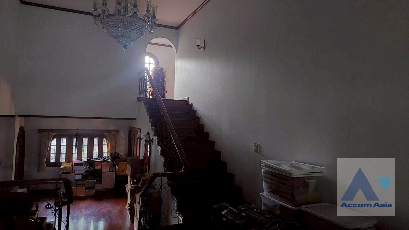 7  4 br House for rent and sale in Pattanakarn ,Bangkok MRT Kalantan at UEA Suk Village AA44328