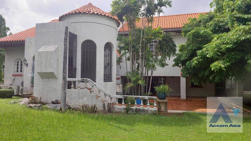 unitPet friendly |  4 Bedrooms  House For Rent & Sale in Pattanakarn, Bangkok  near  Kalantan (AA44328)