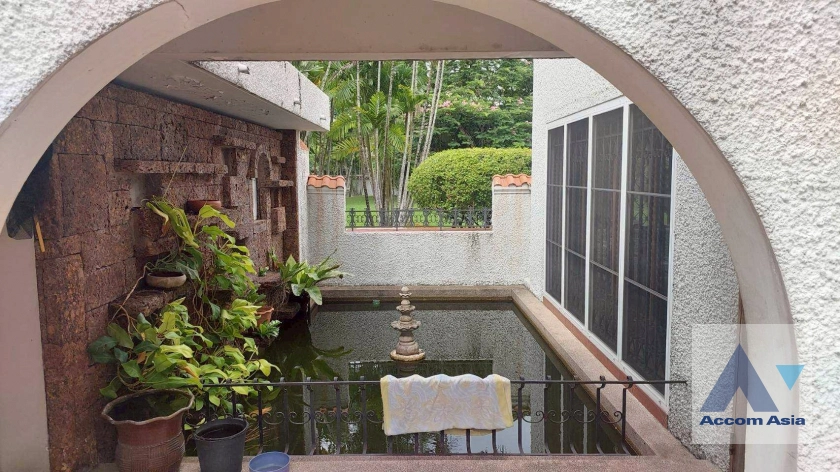 17  4 br House for rent and sale in Pattanakarn ,Bangkok MRT Kalantan at UEA Suk Village AA44328