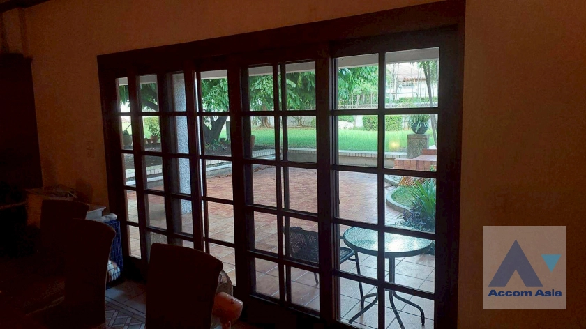 10  4 br House for rent and sale in Pattanakarn ,Bangkok MRT Kalantan at UEA Suk Village AA44328