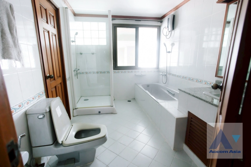 9  2 br Condominium For Sale in Sukhumvit ,Bangkok BTS Nana at Crystal Garden AA44331