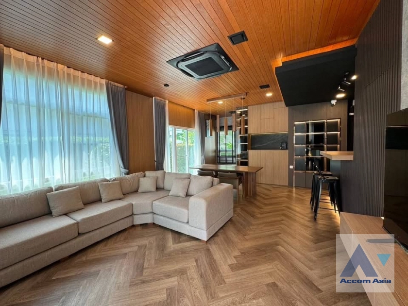 unit 4 Bedrooms  House For Rent & Sale in Pattanakarn, Bangkok  near BTS Bang Na (AA44358)