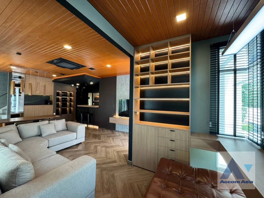 unit 4 Bedrooms  House For Rent & Sale in Pattanakarn, Bangkok  near BTS Bang Na (AA44358)