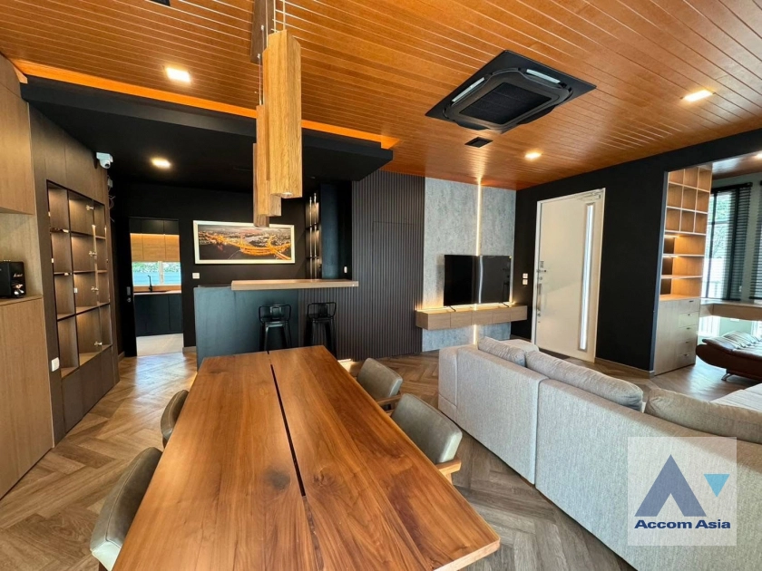 unit 4 Bedrooms  House For Rent & Sale in Pattanakarn, Bangkok  near BTS Bang Na (AA44358)