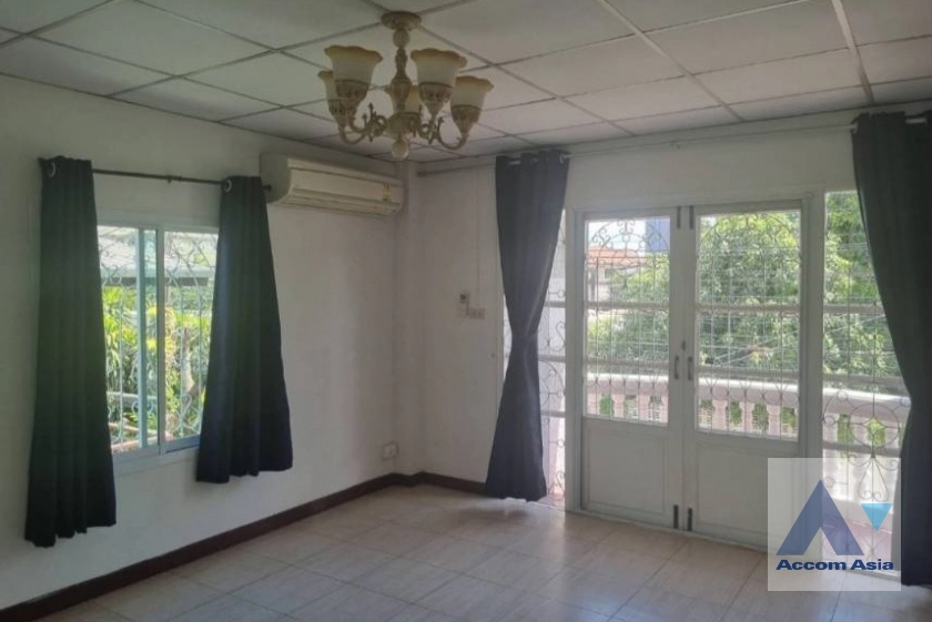 4  3 br House for rent and sale in Ratchadaphisek ,Bangkok MRT Lat Phrao AA44364