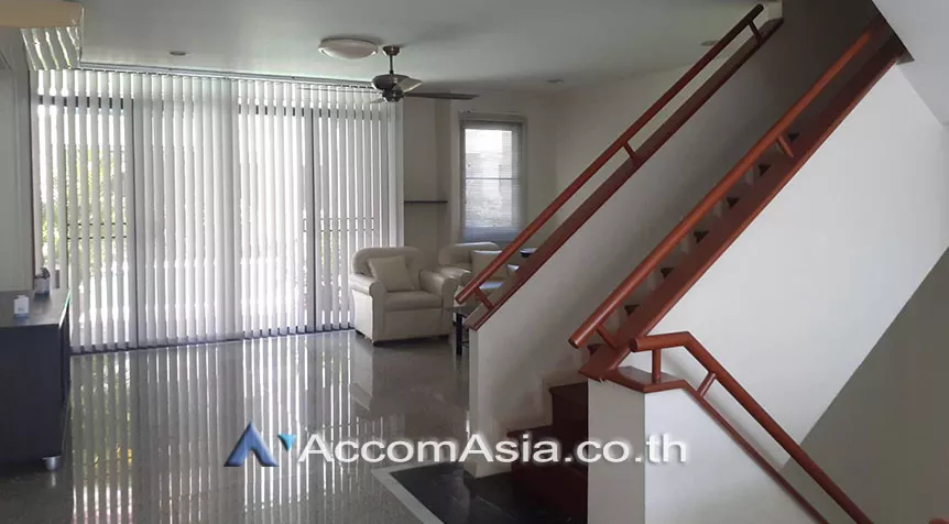  3 Bedrooms  Townhouse For Rent in Sukhumvit, Bangkok  near BTS Thong Lo (45860)