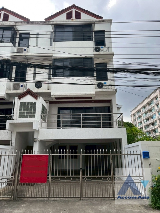 unit 4 Bedrooms  Townhouse For Rent & Sale in Ploenchit, Bangkok  near BTS Ploenchit (AA44375)