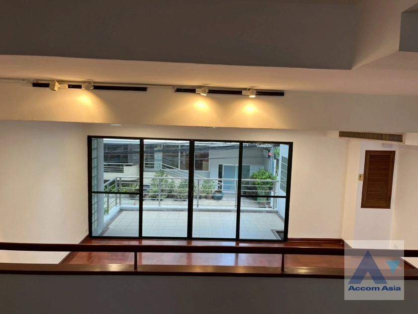 unit 4 Bedrooms  Townhouse For Rent & Sale in Ploenchit, Bangkok  near BTS Ploenchit (AA44375)