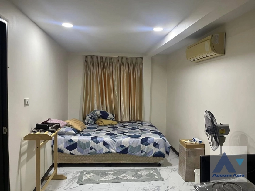 unit 4 Bedrooms  House For Sale in Pattanakarn, Bangkok  (AA44383)