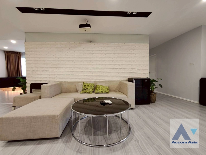 unit 3 Bedrooms  Condominium For Rent & Sale in Sukhumvit, Bangkok  (AA44389)